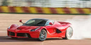 Ferrari LaFerrari được trang bị động cơ V12, kết hợp công nghệ hybrid.