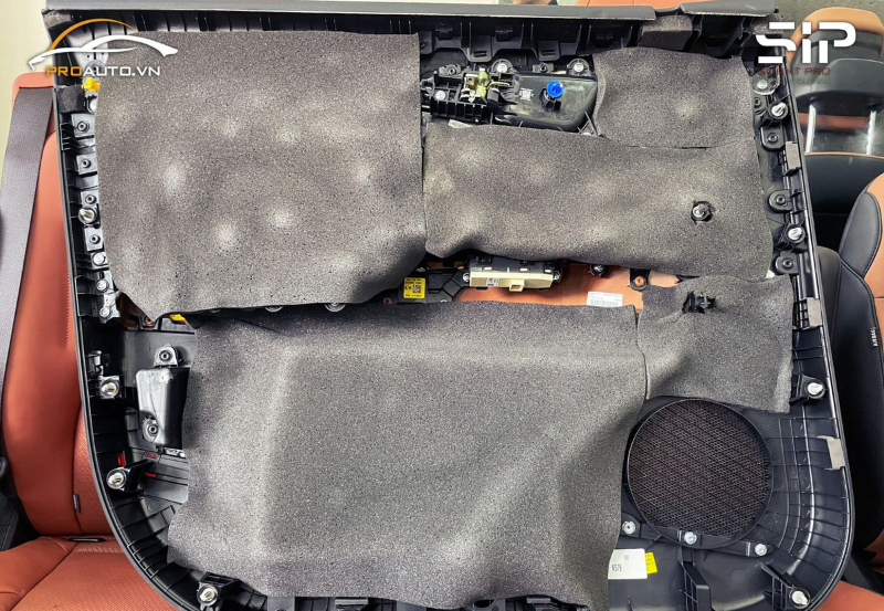Quy trình dán vật liệu cách âm chống ồn cho xe Hyundai Custin 